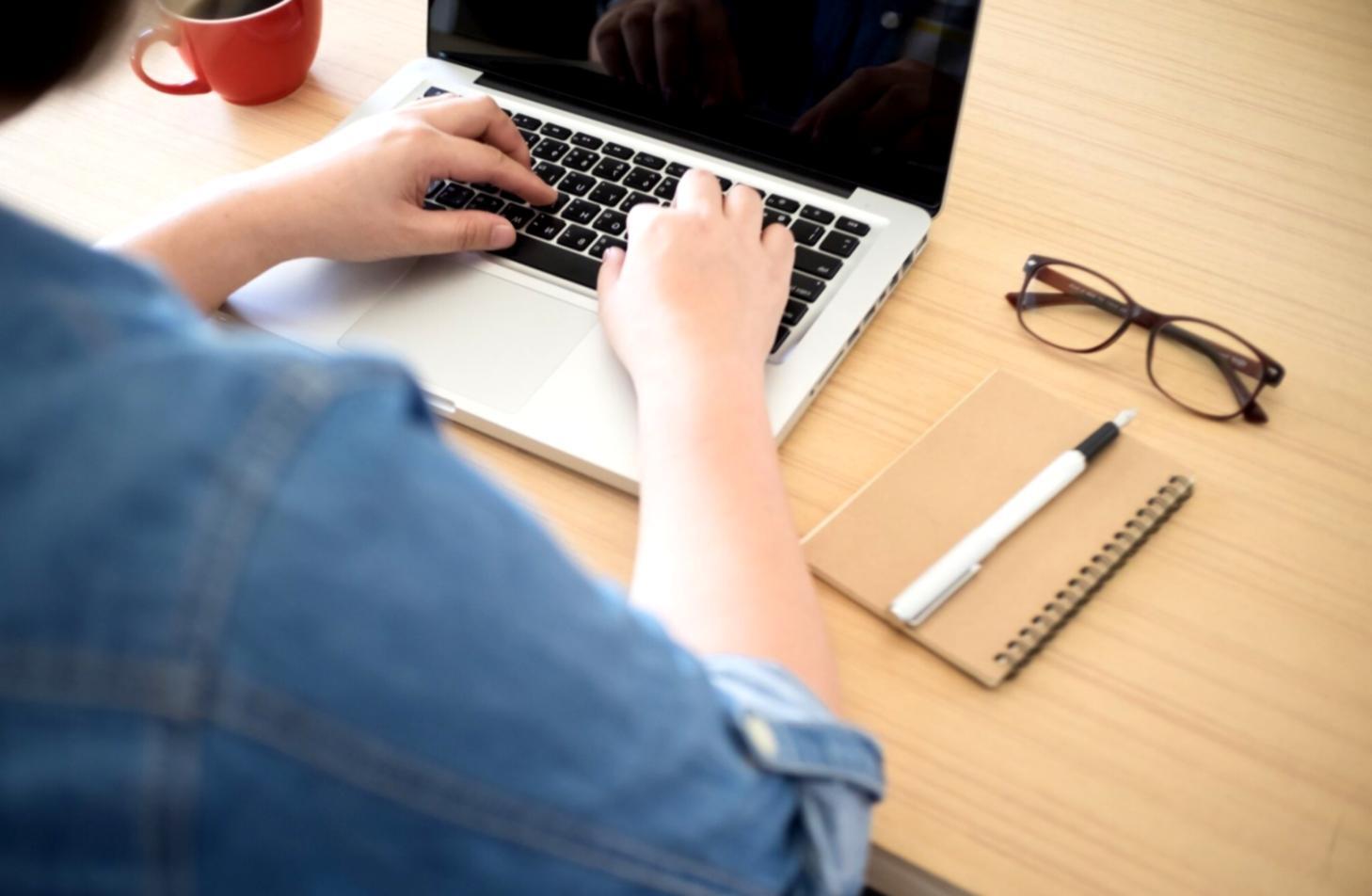 Atelier de formation beauté moderne avec équipements professionnels